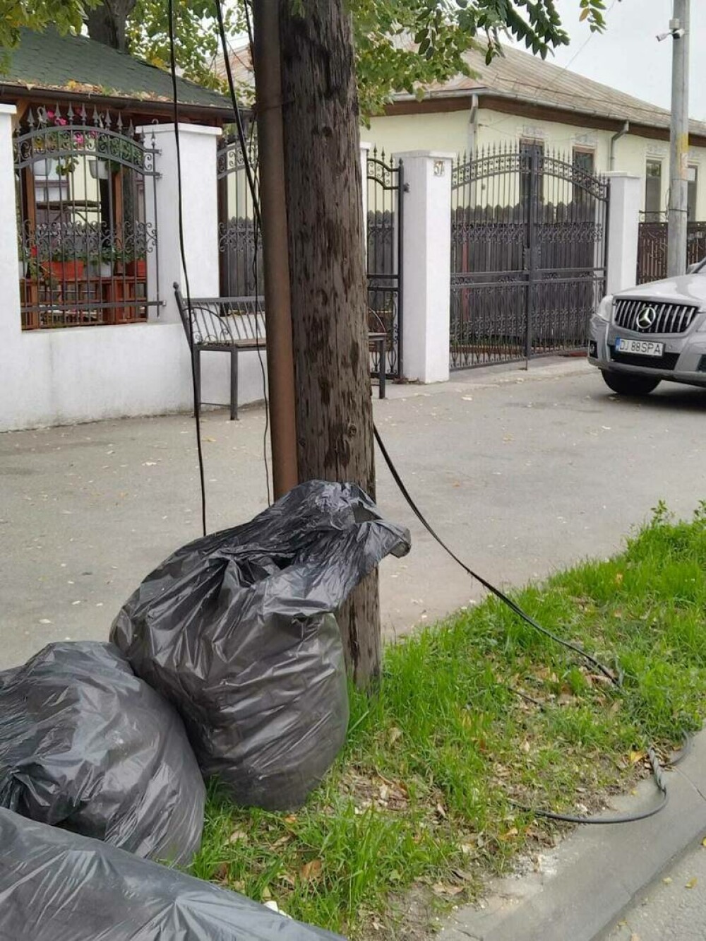 Ce a pățit o femeie după ce a lăsat trei saci de gunoi în stradă. Pedeapsa aplicată de polițiști. GALERIE FOTO - Imaginea 2