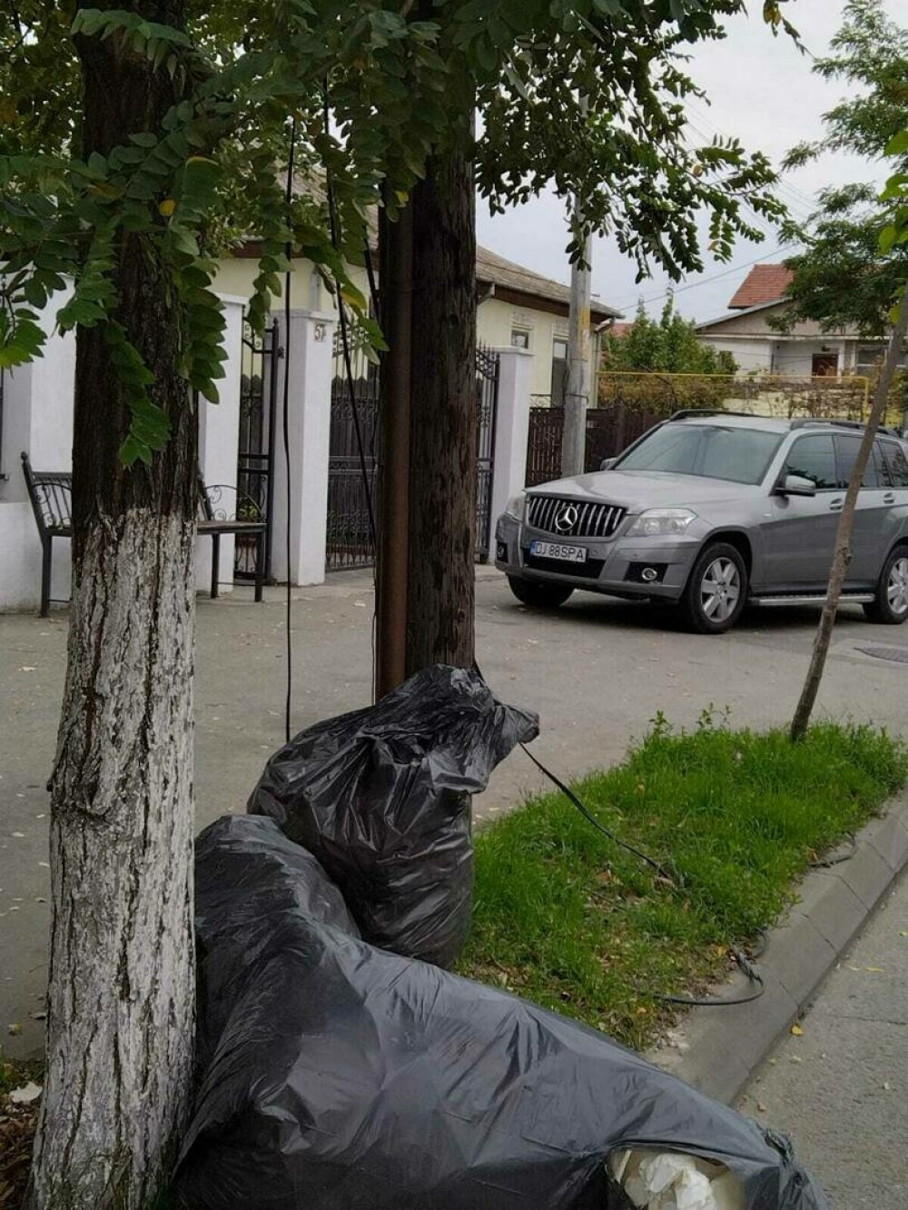 Ce a pățit o femeie după ce a lăsat trei saci de gunoi în stradă. Pedeapsa aplicată de polițiști. GALERIE FOTO - Imaginea 3