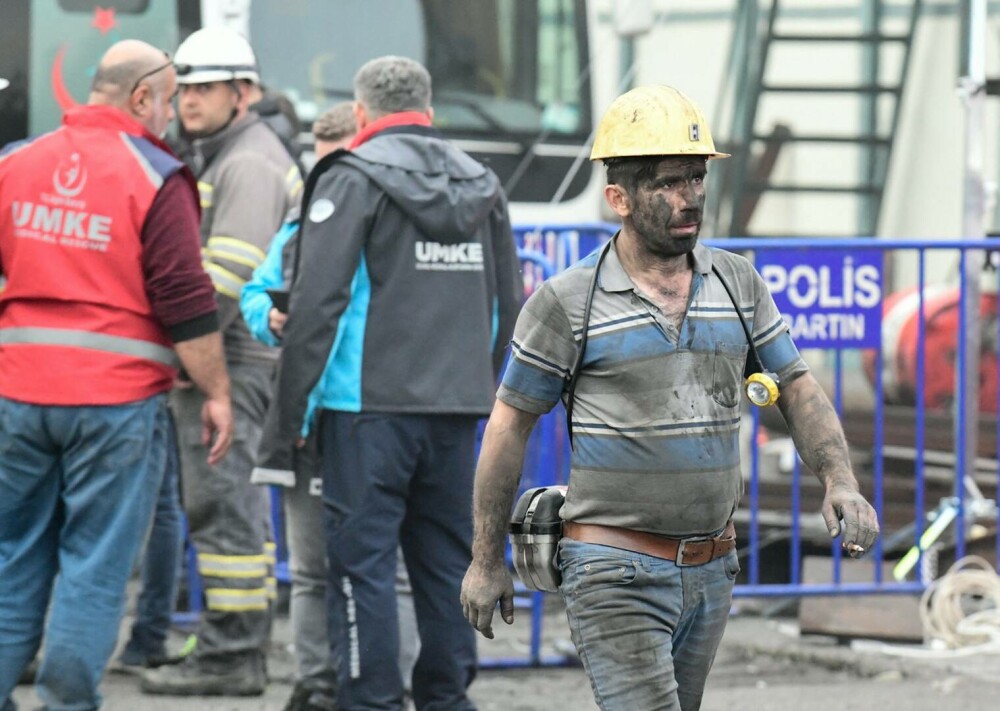 40 de persoane au murit în urma exploziei de la o mină din Turcia. Alți 15 muncitori sunt încă blocați VIDEO, GALERIE FOTO - Imaginea 1