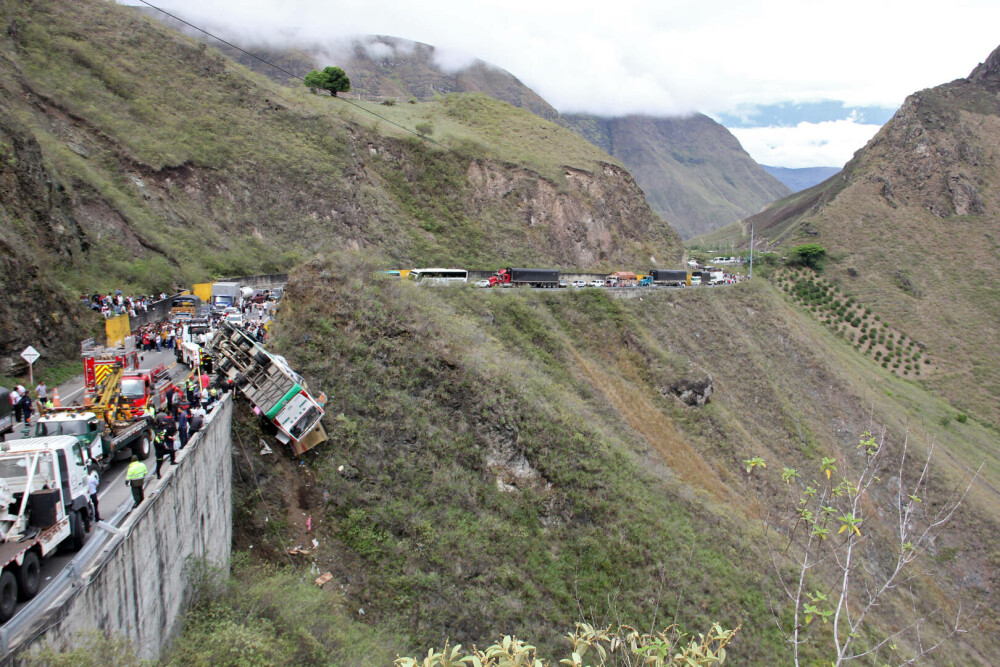 Carnagiu pe o șosea din Columbia. Cel puțin 20 de oameni au murit într-un accident de autocar - Imaginea 1
