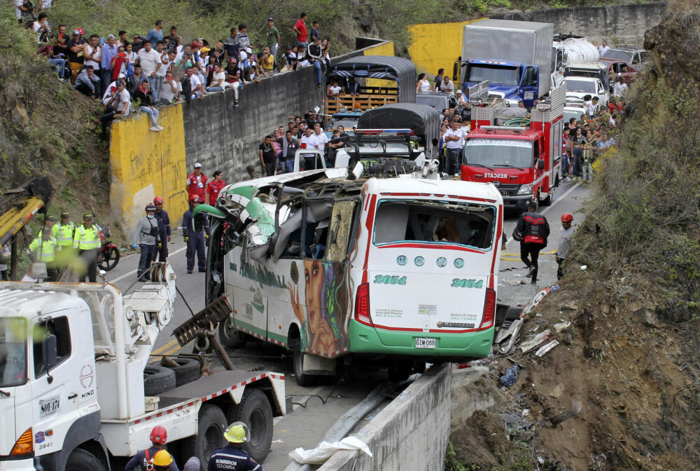 Carnagiu pe o șosea din Columbia. Cel puțin 20 de oameni au murit într-un accident de autocar - Imaginea 3