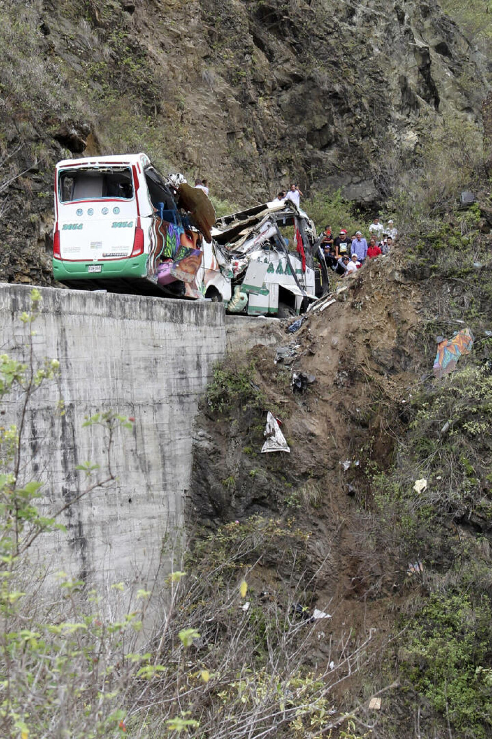Carnagiu pe o șosea din Columbia. Cel puțin 20 de oameni au murit într-un accident de autocar - Imaginea 4