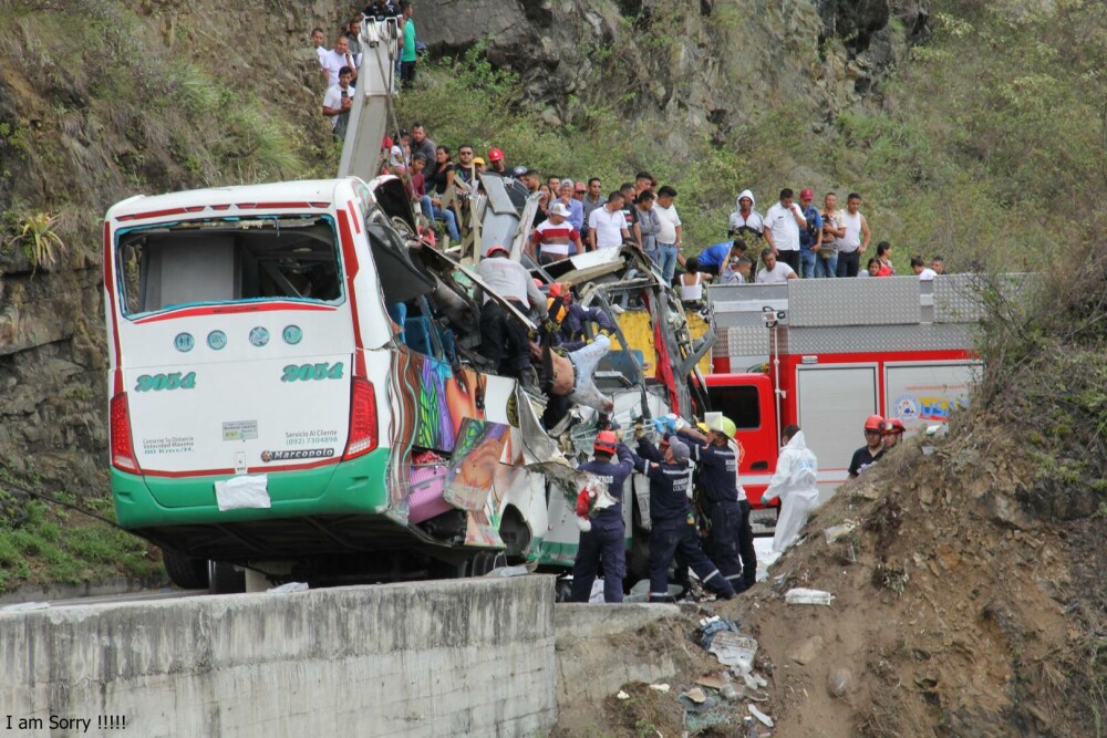 Carnagiu pe o șosea din Columbia. Cel puțin 20 de oameni au murit într-un accident de autocar - Imaginea 5