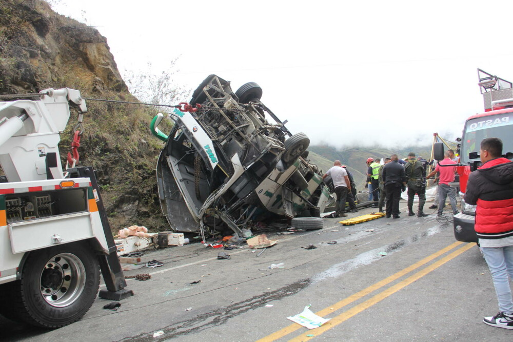 Carnagiu pe o șosea din Columbia. Cel puțin 20 de oameni au murit într-un accident de autocar - Imaginea 7