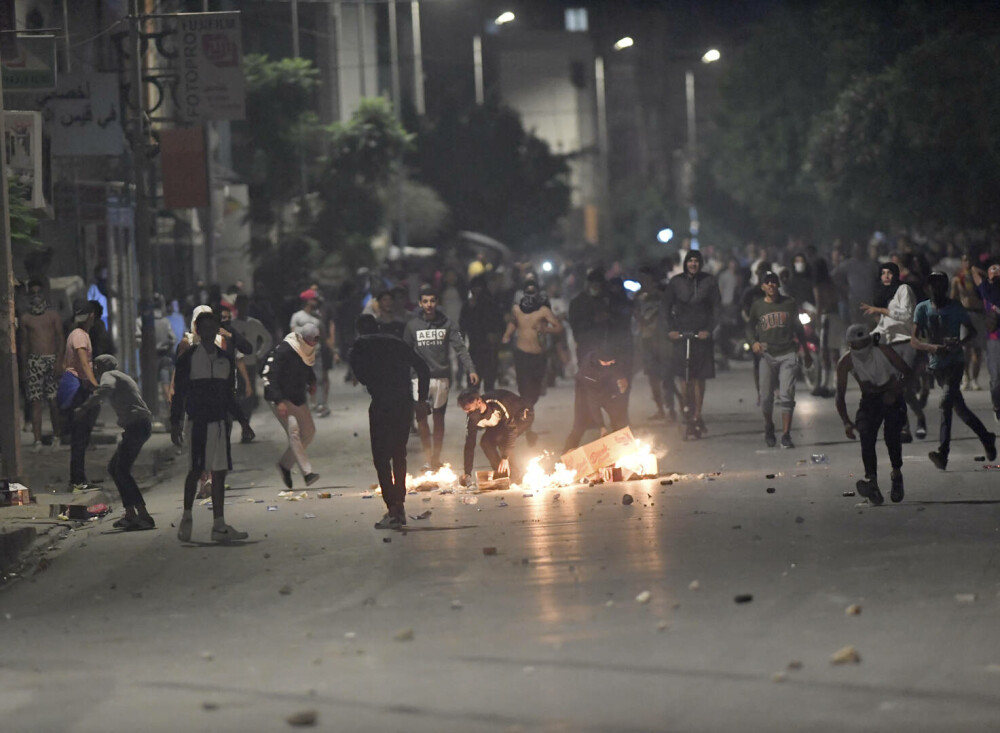 Revoltă în Tunisia din cauza crizei economice. Ciocniri violente între protestatari şi forţele de ordine. GALERIE FOTO - Imaginea 1