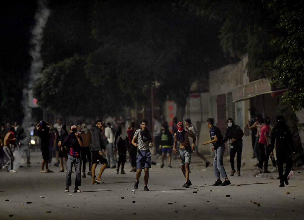 Revoltă în Tunisia din cauza crizei economice. Ciocniri violente între protestatari şi forţele de ordine. GALERIE FOTO - Imaginea 2