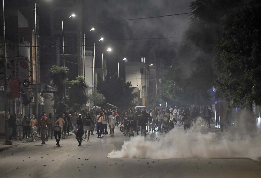 Revoltă în Tunisia din cauza crizei economice. Ciocniri violente între protestatari şi forţele de ordine. GALERIE FOTO - Imaginea 3