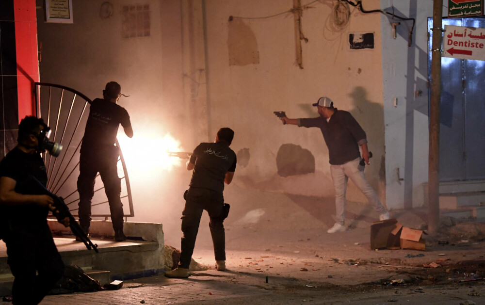 Revoltă în Tunisia din cauza crizei economice. Ciocniri violente între protestatari şi forţele de ordine. GALERIE FOTO - Imaginea 4