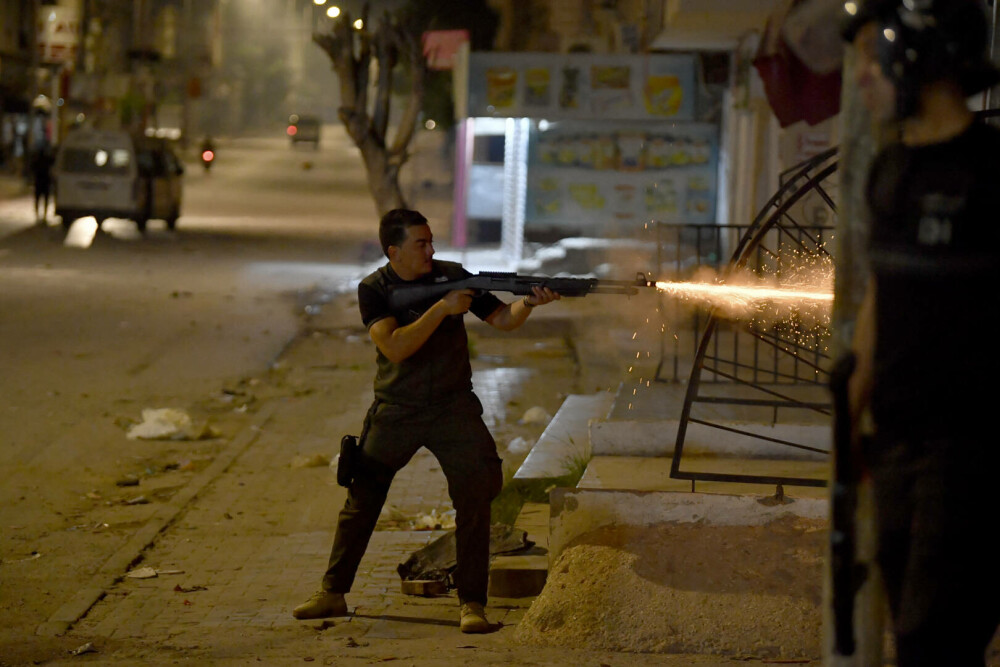 Revoltă în Tunisia din cauza crizei economice. Ciocniri violente între protestatari şi forţele de ordine. GALERIE FOTO - Imaginea 5