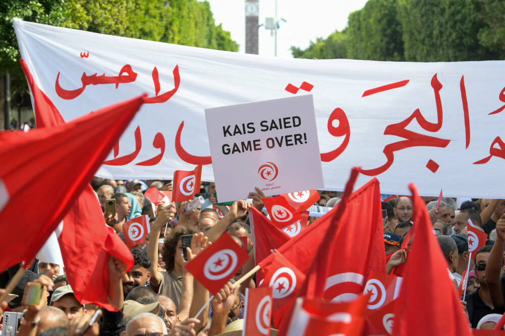 Revoltă în Tunisia din cauza crizei economice. Ciocniri violente între protestatari şi forţele de ordine. GALERIE FOTO - Imaginea 7