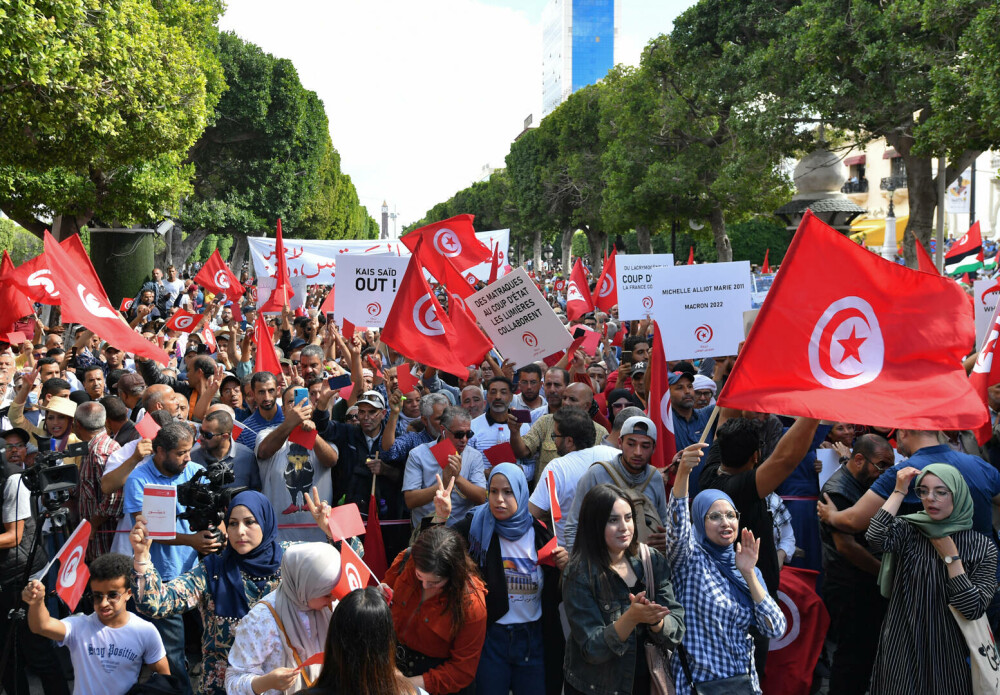 Revoltă în Tunisia din cauza crizei economice. Ciocniri violente între protestatari şi forţele de ordine. GALERIE FOTO - Imaginea 8
