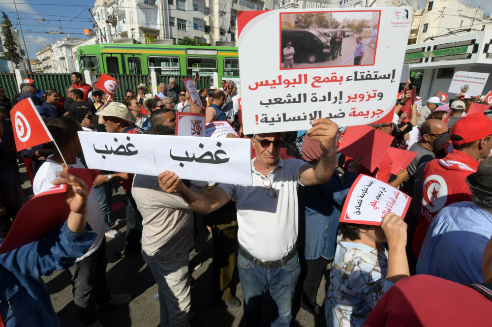 Revoltă în Tunisia din cauza crizei economice. Ciocniri violente între protestatari şi forţele de ordine. GALERIE FOTO - Imaginea 9