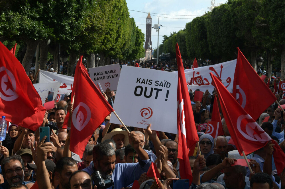 Revoltă în Tunisia din cauza crizei economice. Ciocniri violente între protestatari şi forţele de ordine. GALERIE FOTO - Imaginea 10