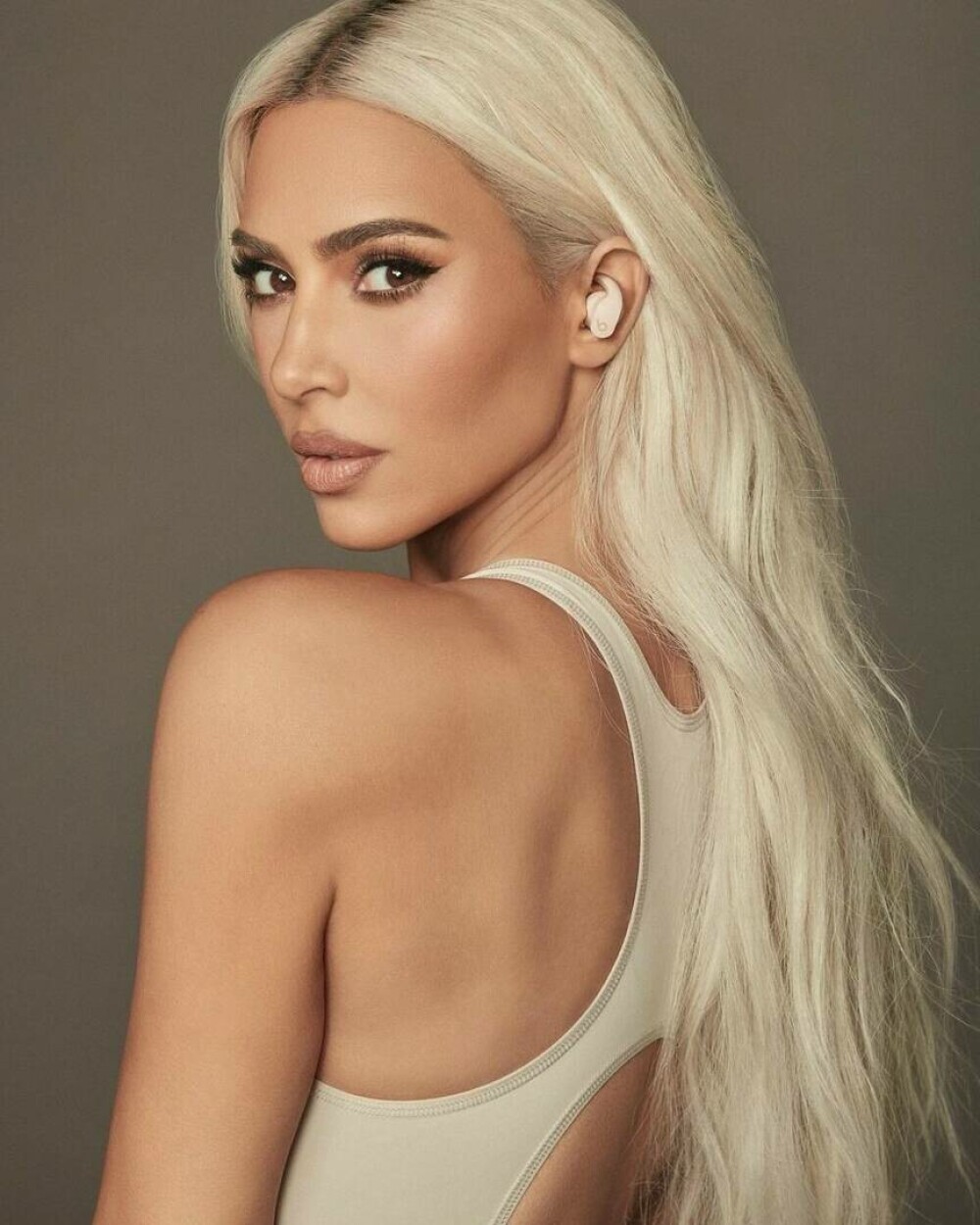 Kim Kardashian, transformare incredibilă într-un nou pictorial. Bruneta a optat pentru o tunsoare pixie și ochelari | FOTO - Imaginea 32