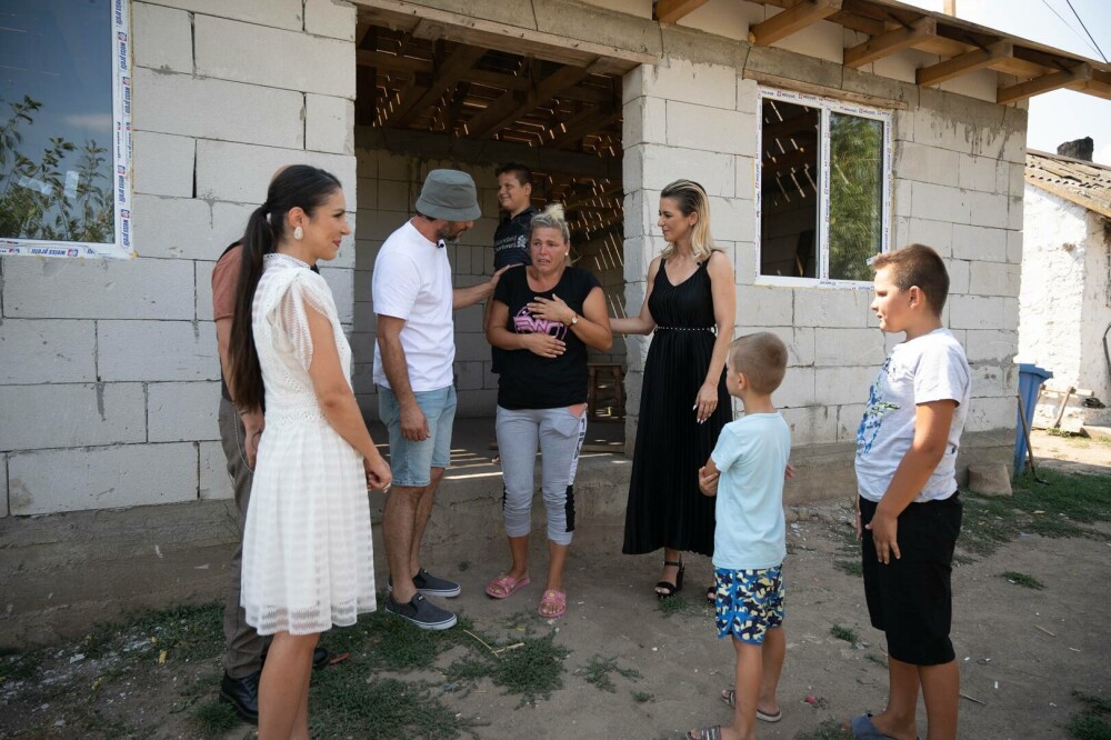 Trei copii și mama lor locuiau într-un grajd după ce au fugit de tatăl abuziv. Cum arată casa construită de Visuri la cheie - Imaginea 3