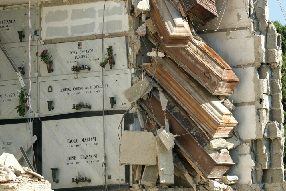 Zeci de sicrie, suspendate în aer după ce o clădire dintr-un cimitir din Italia s-a prăbușit | GALERIE FOTO - Imaginea 2