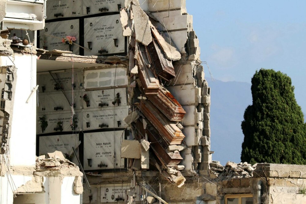 Zeci de sicrie, suspendate în aer după ce o clădire dintr-un cimitir din Italia s-a prăbușit | GALERIE FOTO - Imaginea 4