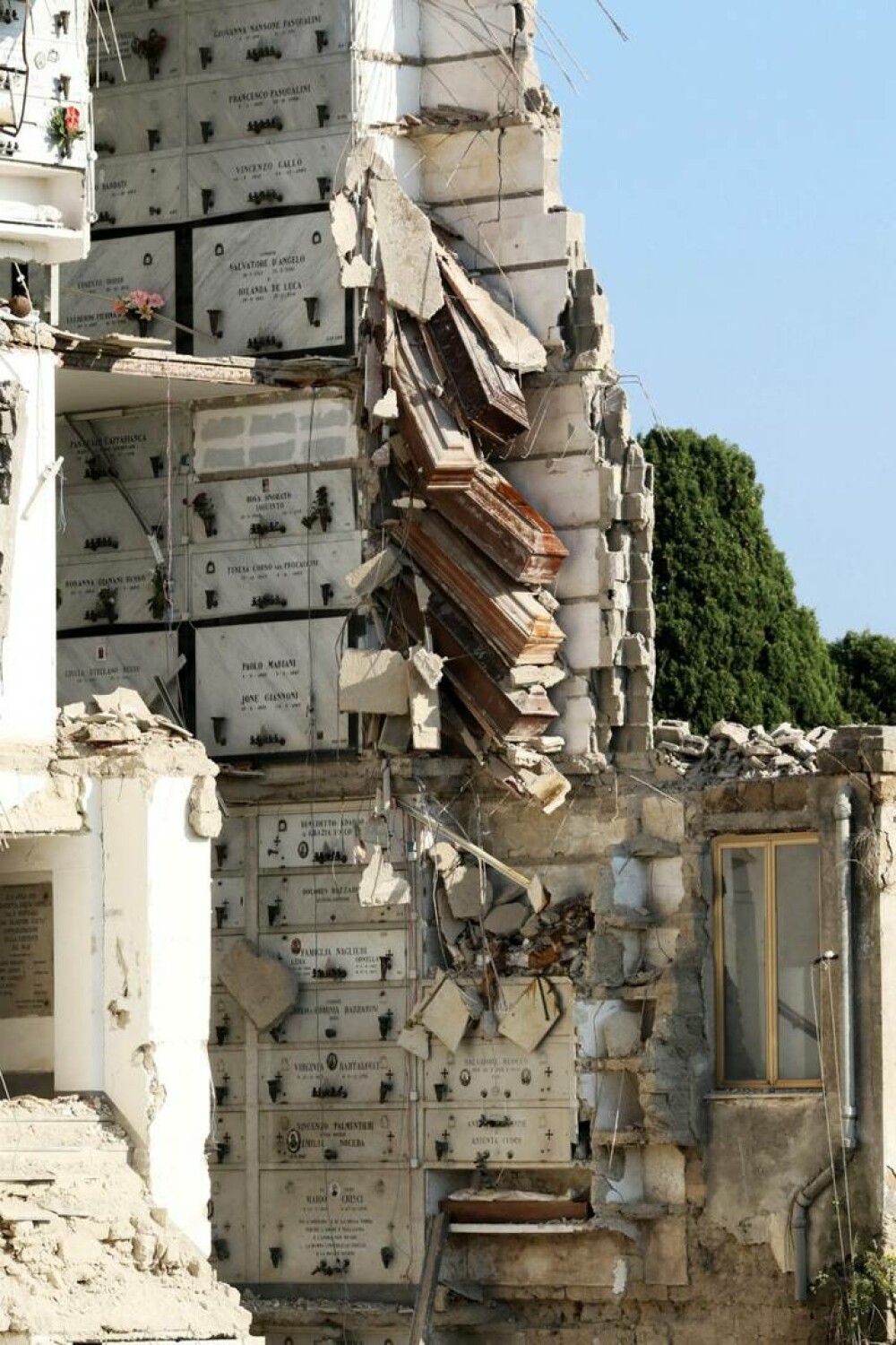 Zeci de sicrie, suspendate în aer după ce o clădire dintr-un cimitir din Italia s-a prăbușit | GALERIE FOTO - Imaginea 5
