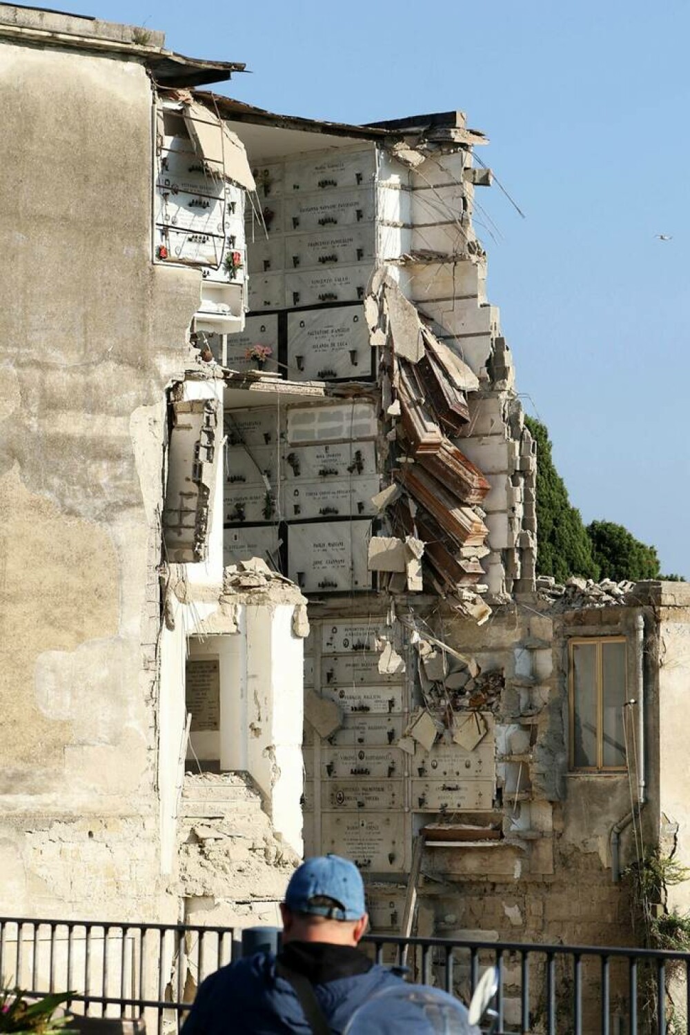 Zeci de sicrie, suspendate în aer după ce o clădire dintr-un cimitir din Italia s-a prăbușit | GALERIE FOTO - Imaginea 6