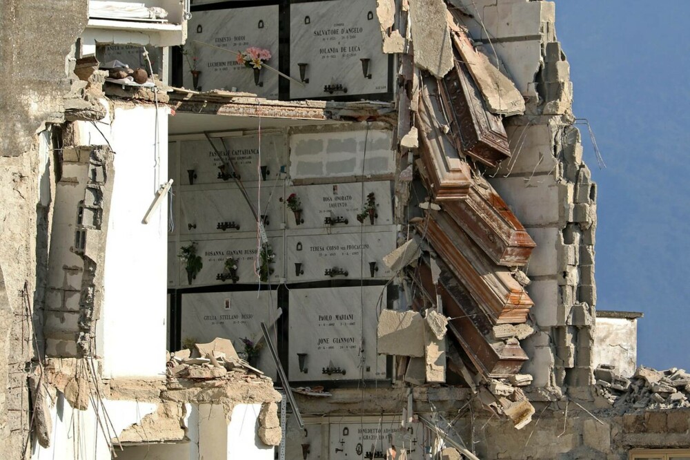 Zeci de sicrie, suspendate în aer după ce o clădire dintr-un cimitir din Italia s-a prăbușit | GALERIE FOTO - Imaginea 7