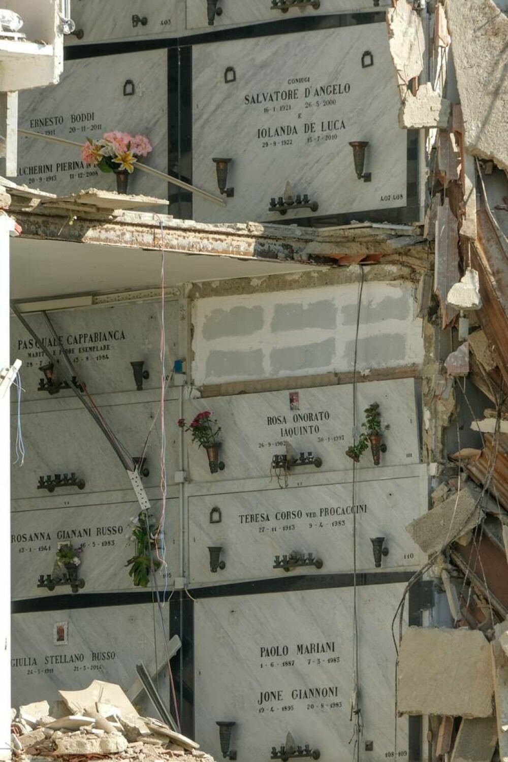 Zeci de sicrie, suspendate în aer după ce o clădire dintr-un cimitir din Italia s-a prăbușit | GALERIE FOTO - Imaginea 8