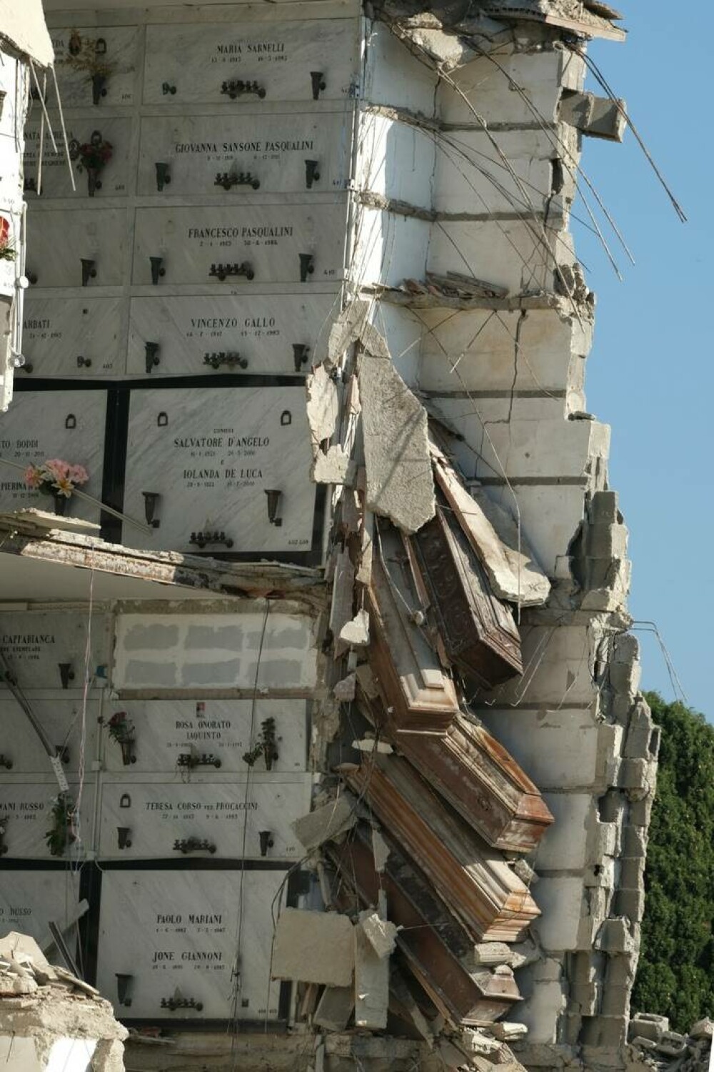 Zeci de sicrie, suspendate în aer după ce o clădire dintr-un cimitir din Italia s-a prăbușit | GALERIE FOTO - Imaginea 9