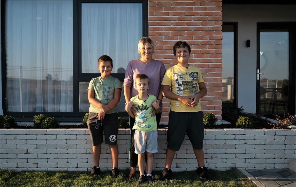 Trei copii și mama lor locuiau într-un grajd după ce au fugit de tatăl abuziv. Cum arată casa construită de Visuri la cheie - Imaginea 5