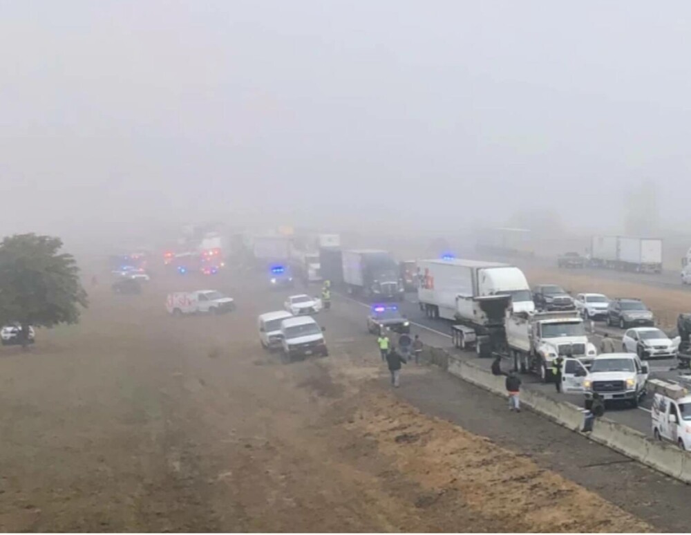 Carambol înfiorător pe autostradă. 60 de mașini s-au făcut praf într-un minut. VIDEO - Imaginea 4