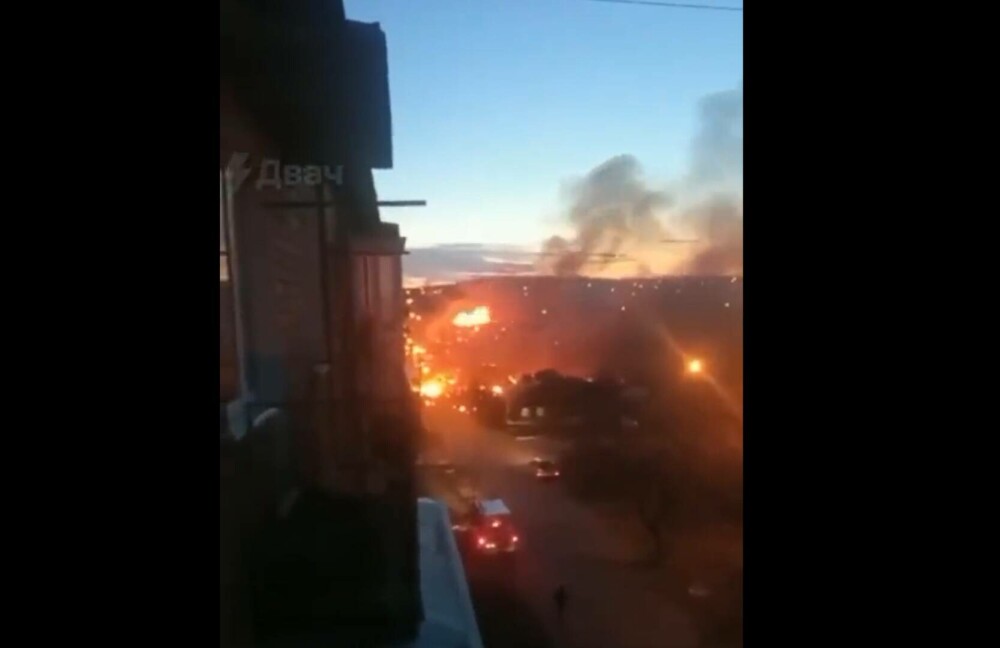 Un avion de vânătoare rus s-a prăbuşit peste o casă în Siberia. Piloții au murit | FOTO și VIDEO - Imaginea 1