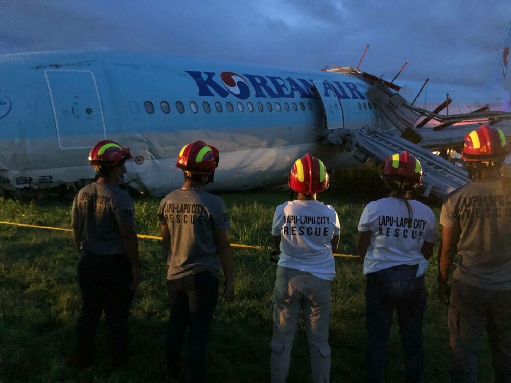 Momente înfricoșătoare pentru 162 de pasageri, în timpul aterizării. Avionul a fost distrus, după ce a derapat. FOTO, VIDEO - Imaginea 1