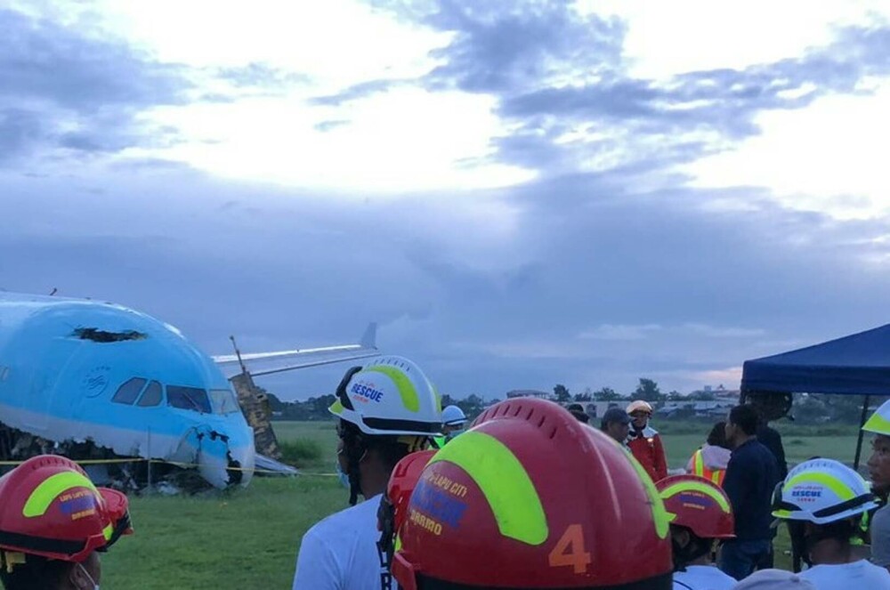 Momente înfricoșătoare pentru 162 de pasageri, în timpul aterizării. Avionul a fost distrus, după ce a derapat. FOTO, VIDEO - Imaginea 5