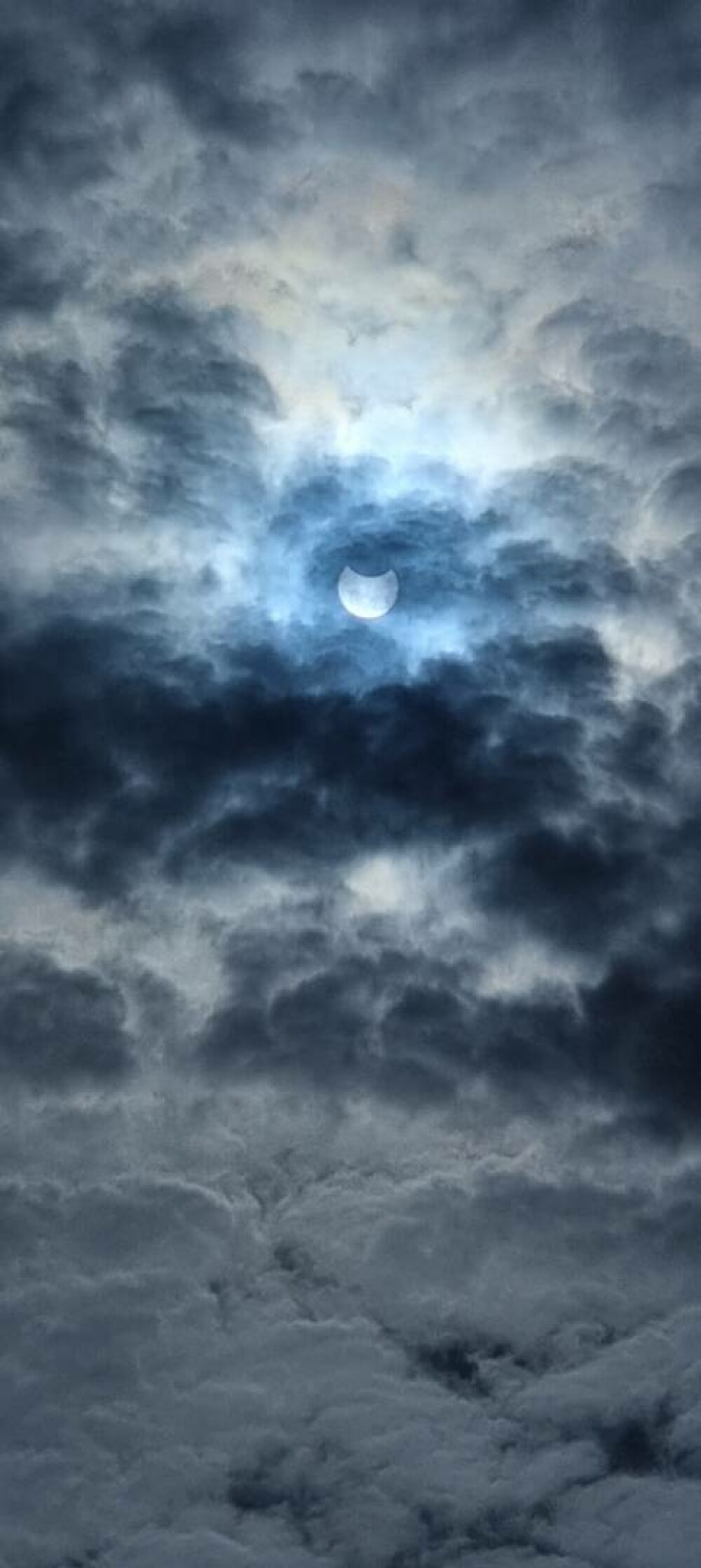 Eclipsa parțială de Soare s-a încheiat. GALERIE FOTO cu cele mai frumoase imagini surprinse în România - Imaginea 6
