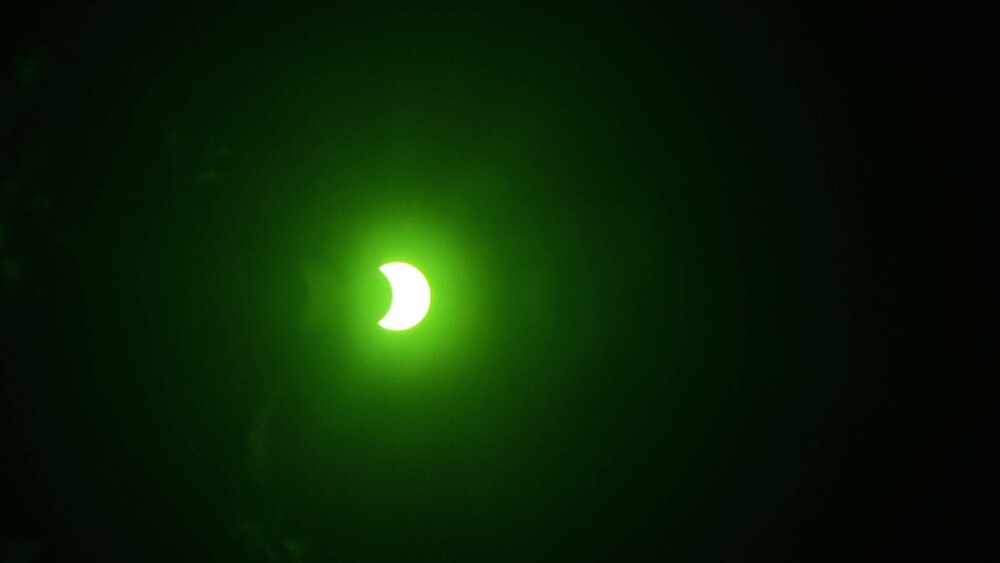 Eclipsa parțială de Soare s-a încheiat. GALERIE FOTO cu cele mai frumoase imagini surprinse în România - Imaginea 13