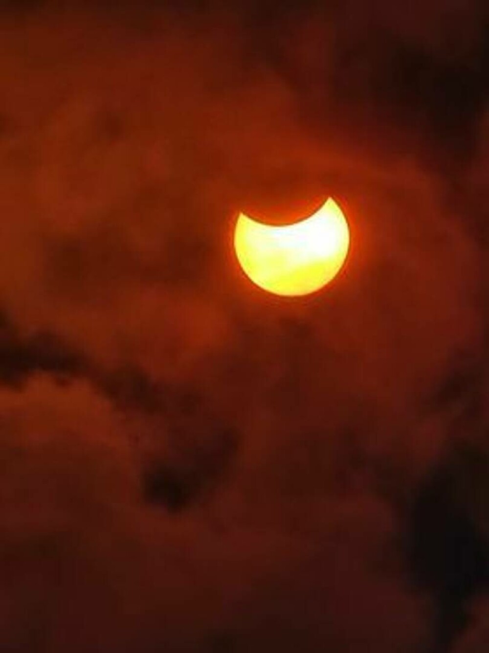 Eclipsa parțială de Soare s-a încheiat. GALERIE FOTO cu cele mai frumoase imagini surprinse în România - Imaginea 18