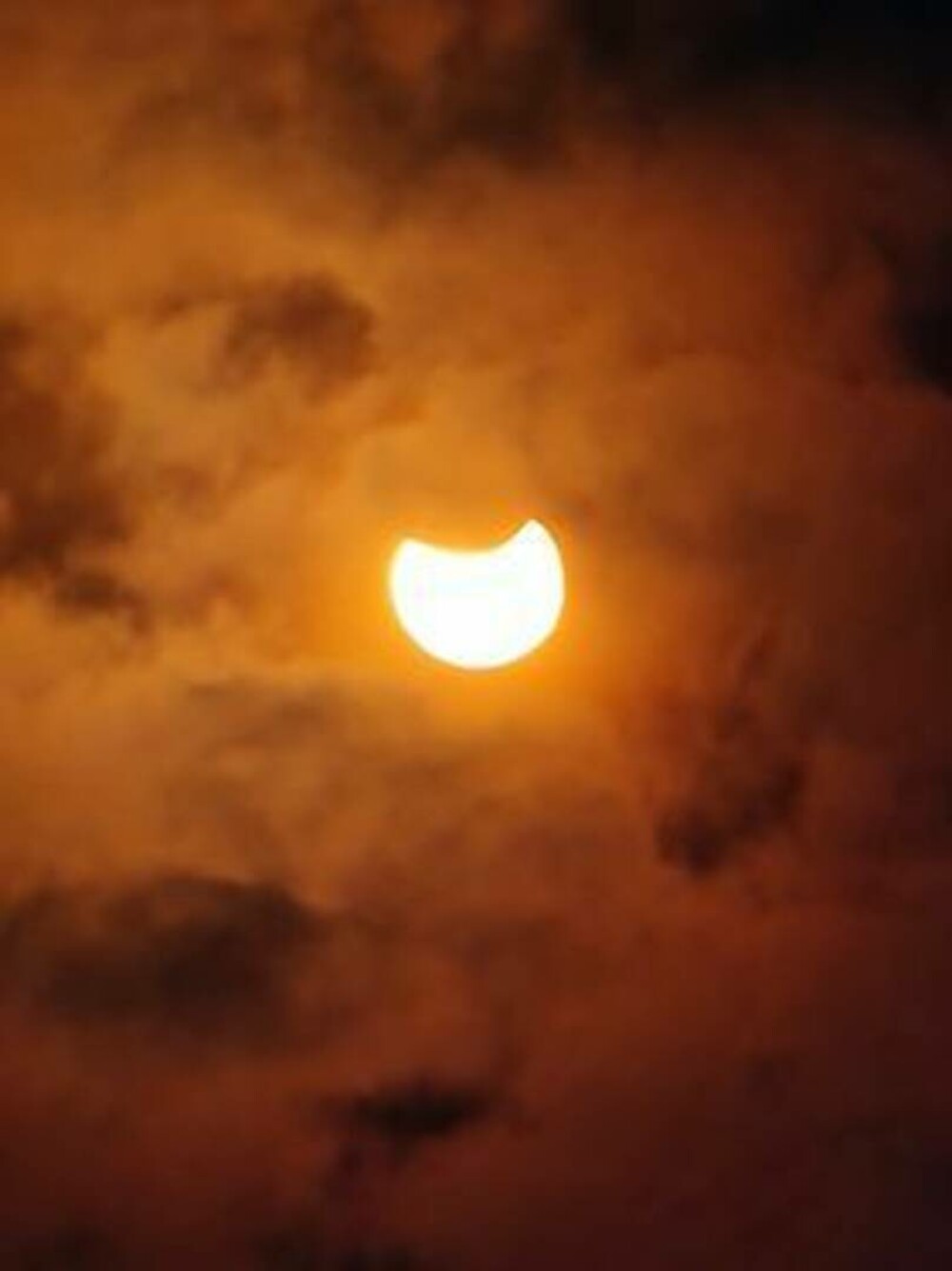 Eclipsa parțială de Soare s-a încheiat. GALERIE FOTO cu cele mai frumoase imagini surprinse în România - Imaginea 17