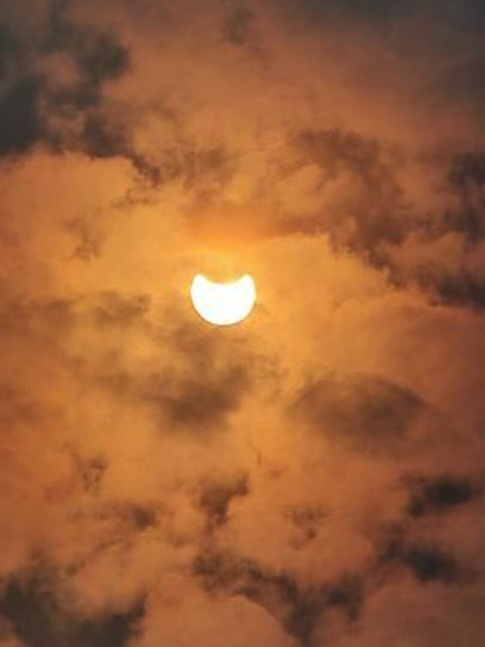 Eclipsa parțială de Soare s-a încheiat. GALERIE FOTO cu cele mai frumoase imagini surprinse în România - Imaginea 14