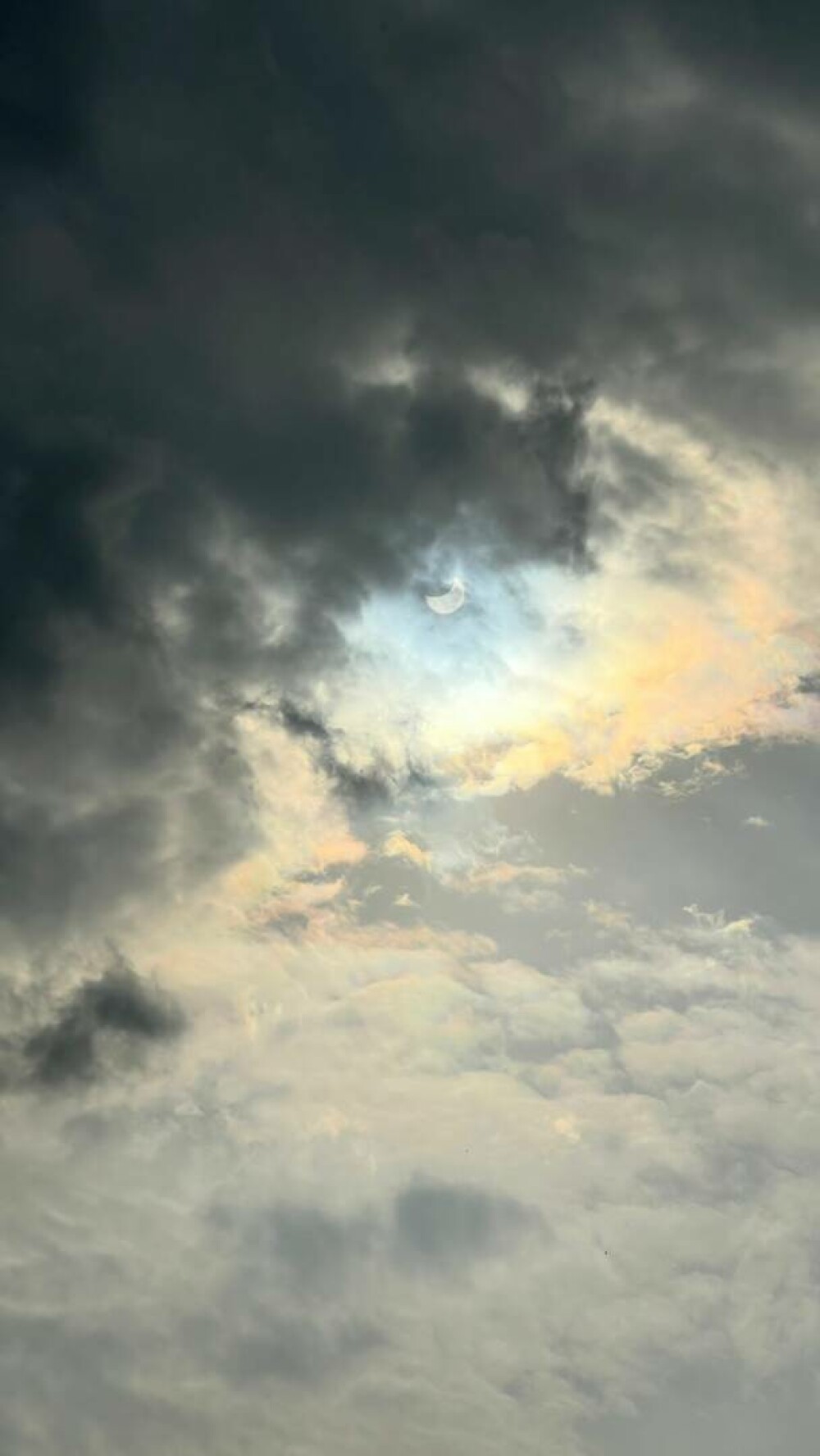 Eclipsa parțială de Soare s-a încheiat. GALERIE FOTO cu cele mai frumoase imagini surprinse în România - Imaginea 20