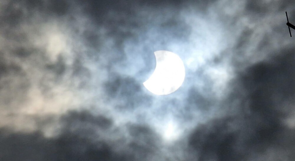 Eclipsa parțială de Soare s-a încheiat. GALERIE FOTO cu cele mai frumoase imagini surprinse în România - Imaginea 24