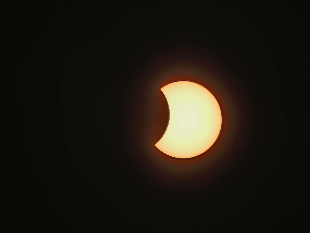 Eclipsa parțială de Soare s-a încheiat. GALERIE FOTO cu cele mai frumoase imagini surprinse în România - Imaginea 27