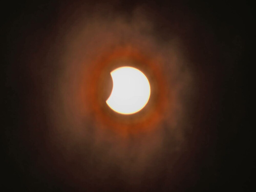 Eclipsa parțială de Soare s-a încheiat. GALERIE FOTO cu cele mai frumoase imagini surprinse în România - Imaginea 28