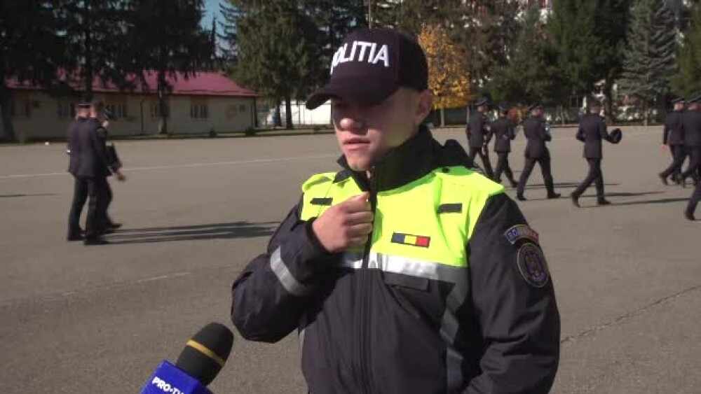 Cum arată noile uniforme ale Poliției Române. După 20 de ani, dispar pantofii cu toc și pantalonii cu dungă - Imaginea 1