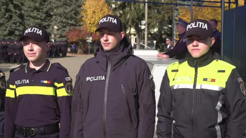 Cum arată noile uniforme ale Poliției Române. După 20 de ani, dispar pantofii cu toc și pantalonii cu dungă - Imaginea 2