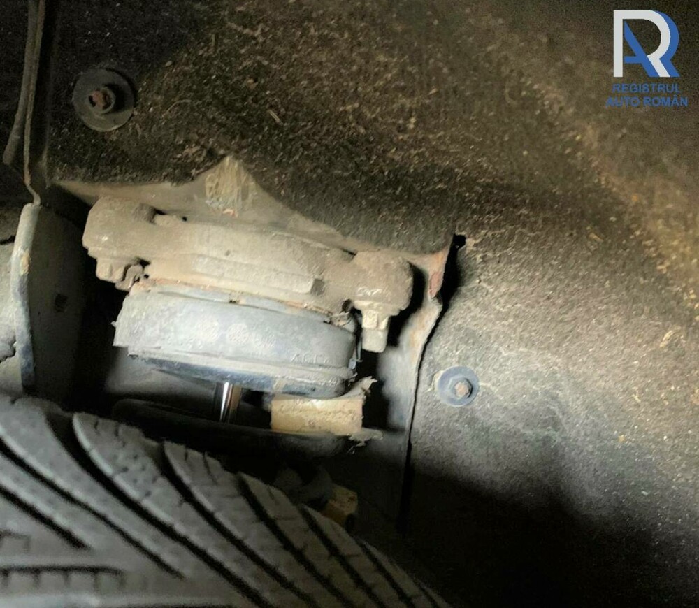 Reparația cu care un șofer i-a uluit pe inspectorii RAR Tulcea. „Ar putea părea arcuri „împănate” cu bucăți de cașcaval” - Imaginea 2