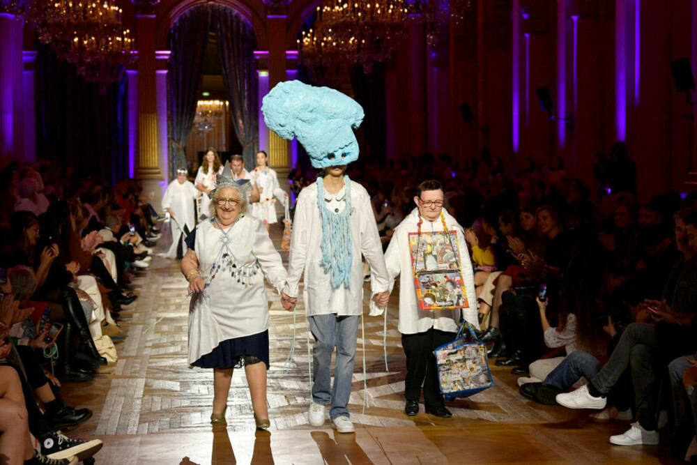 O defilare de modă total neobișnuită la Paris. Cei prezenți, surprinși de aparițiile de pe podium GALERIE FOTO - Imaginea 1