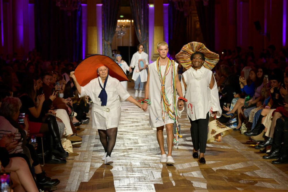 O defilare de modă total neobișnuită la Paris. Cei prezenți, surprinși de aparițiile de pe podium GALERIE FOTO - Imaginea 14