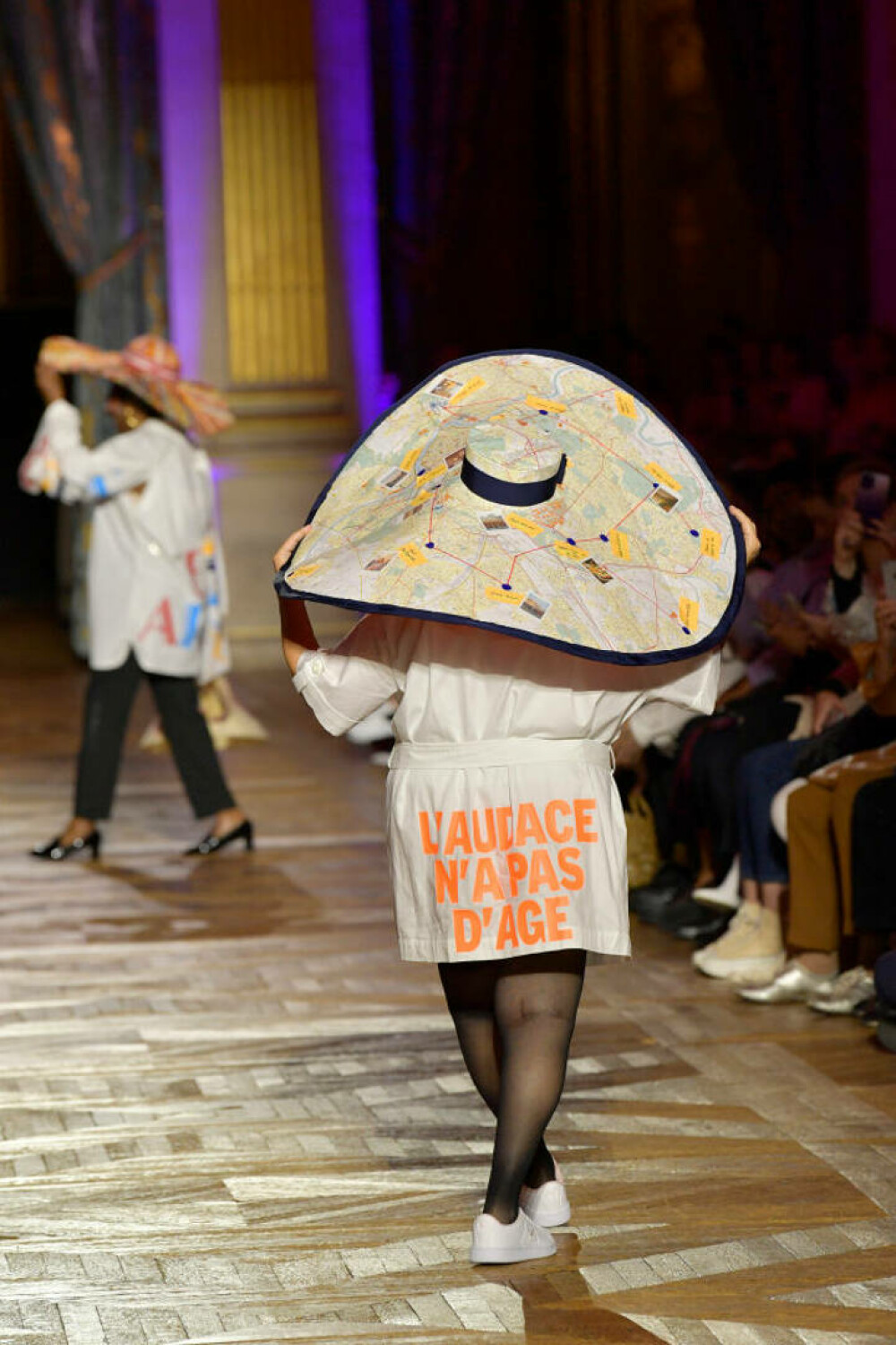 O defilare de modă total neobișnuită la Paris. Cei prezenți, surprinși de aparițiile de pe podium GALERIE FOTO - Imaginea 17