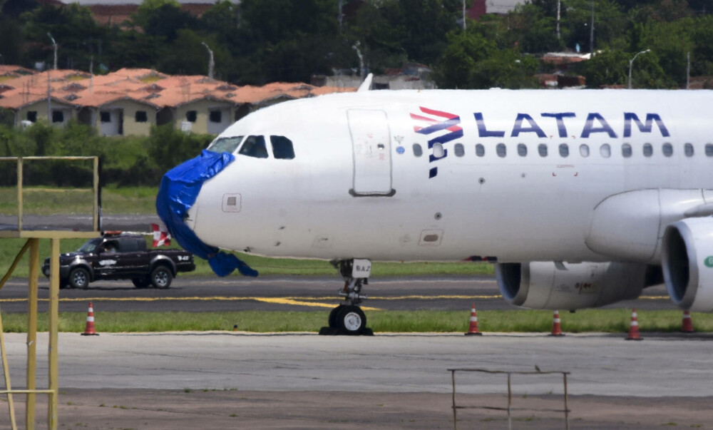 Panică în aer. Un avion a început să se dezintegreze după ce a trecut printr-o furtună. Ce s-a întâmplat cu pasagerii. FOTO - Imaginea 3