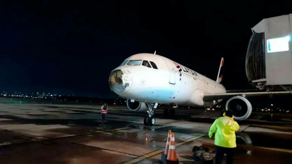 Panică în aer. Un avion a început să se dezintegreze după ce a trecut printr-o furtună. Ce s-a întâmplat cu pasagerii. FOTO - Imaginea 4