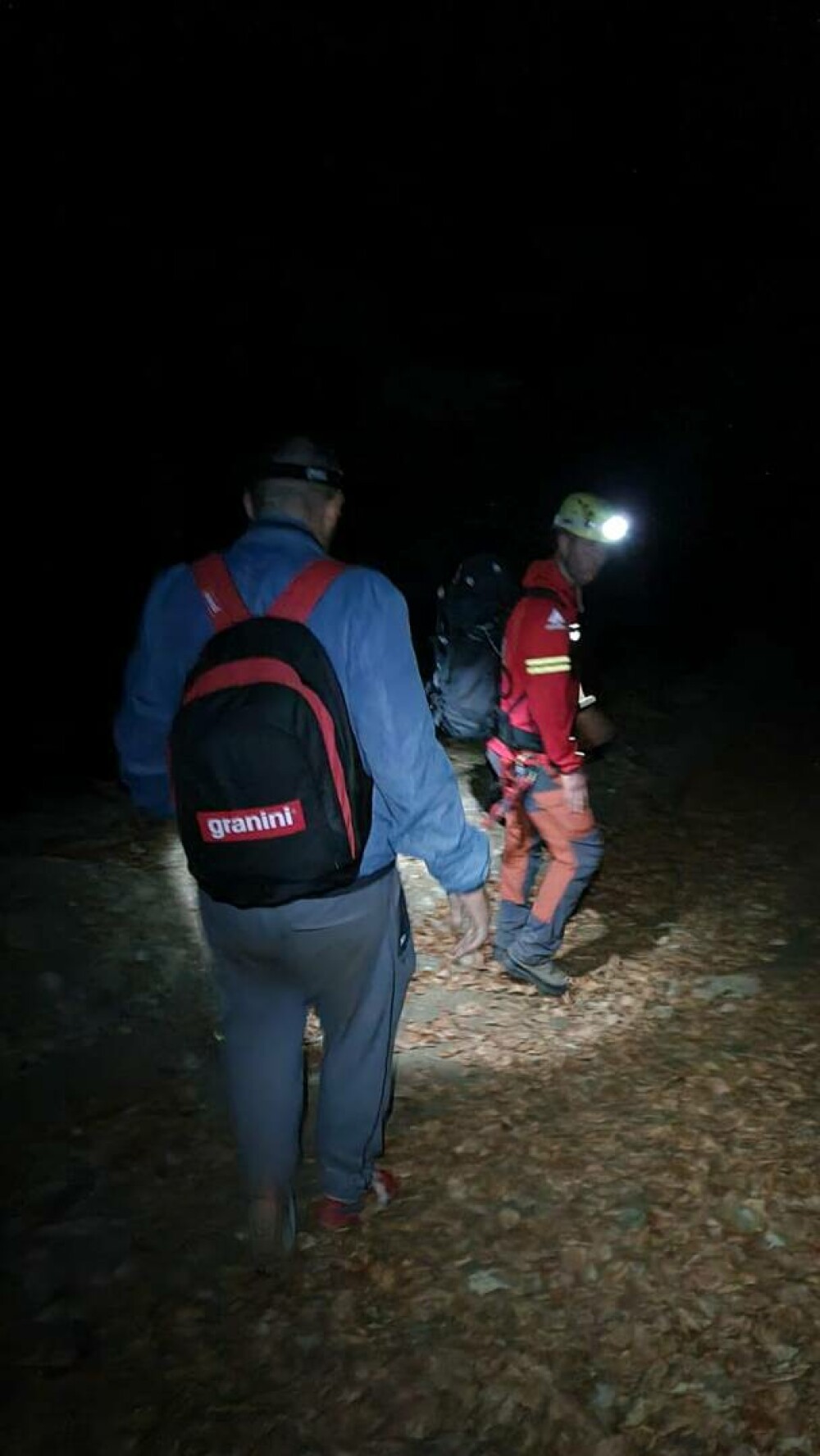 Un bărbat încălțat în teniși a căzut pe o pantă periculoasă din Jepii Mici. Urcase pe munte cu soția și copilul - Imaginea 1