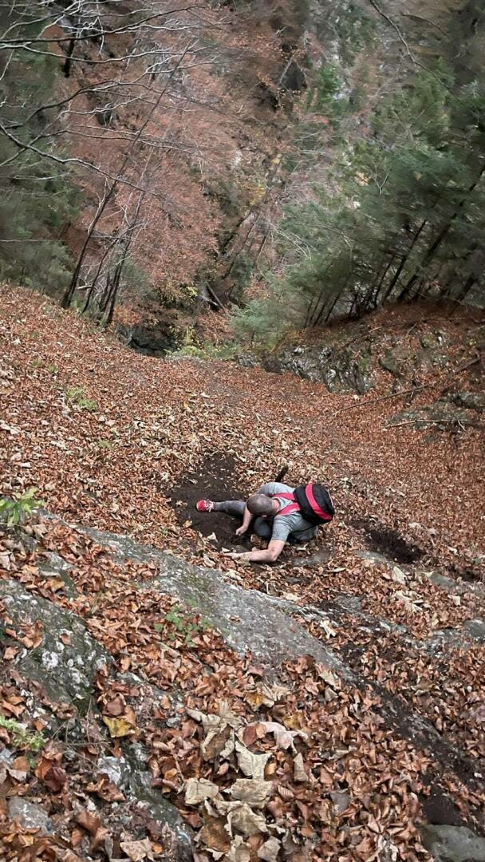 Un bărbat încălțat în teniși a căzut pe o pantă periculoasă din Jepii Mici. Urcase pe munte cu soția și copilul - Imaginea 3